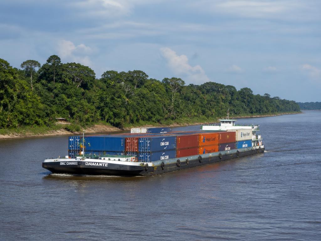 Balsa transportando contêineres de carga em rio brasileiro